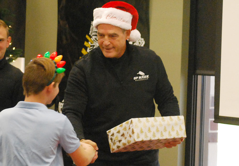 Coach Gary Pinkel hands out Nike gifts | coyotehill.org