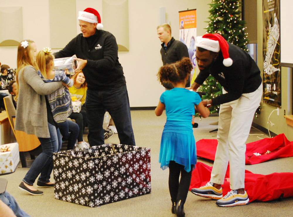 Coach Pinkel and L'Damian Washington hand out Christmas gifts | coyotehill.org